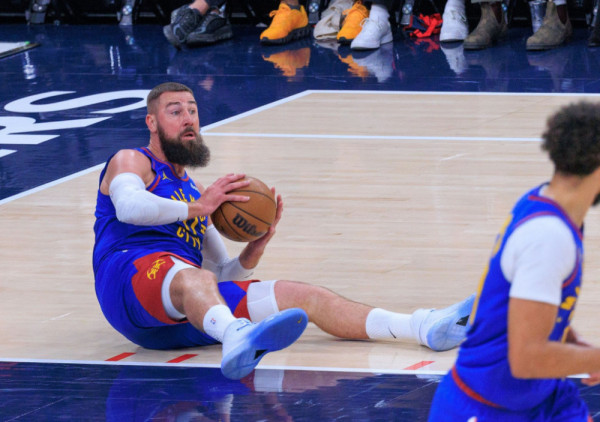 (VIDEO) Haos u finišu duela Klipersa i Denvera: Valančijunas u centru haosa, Jokić morao da reaguje