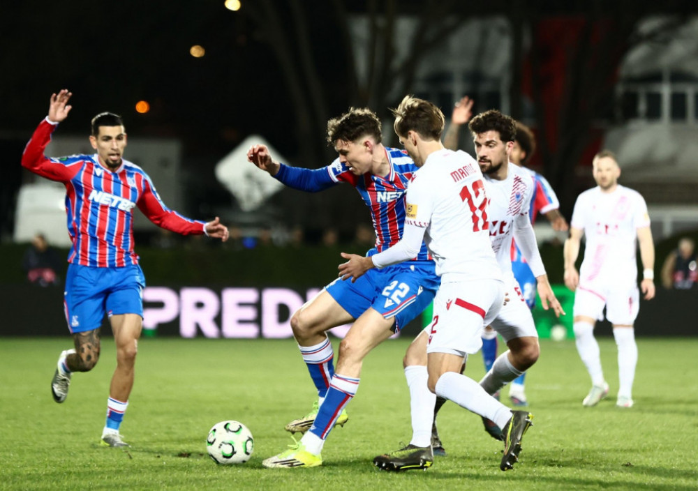 Fudbaleri Zrinskog i Kristal Palasa, na meču Lige konferencije