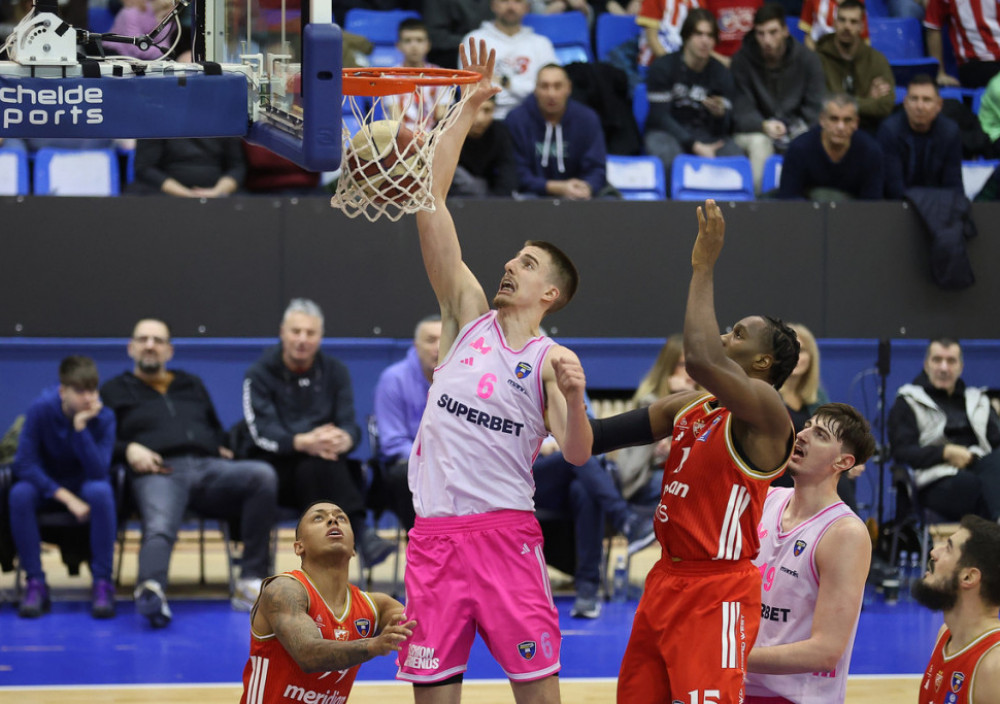 Bogoljub Marković u duelu sa košarkašima Zvezde