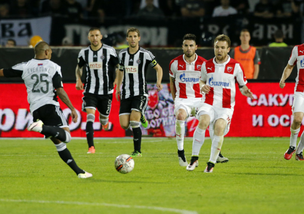 Everton Luiz prilikom čuvenog šuta za gol