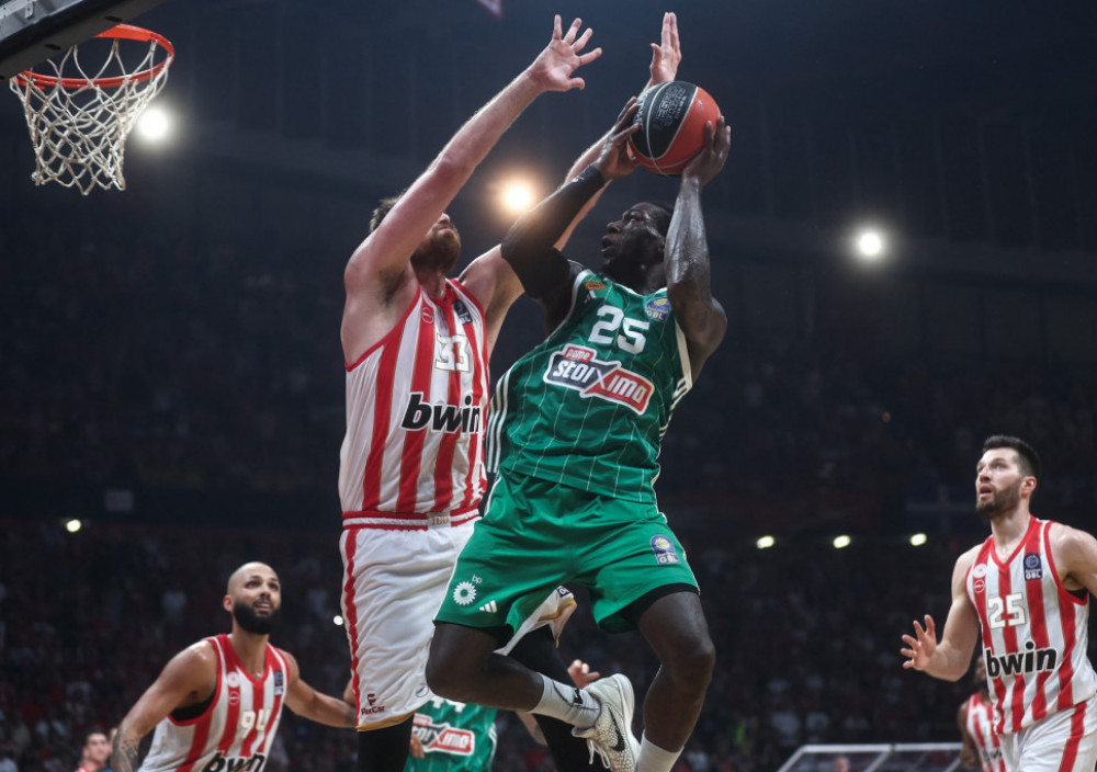 Košarkaši Olimpijakosa i Panatinaikosa