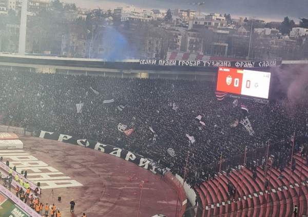 (VIDEO) Provokacija "delija" zastavom na jugu: Kratak prekid derbija na samom početku