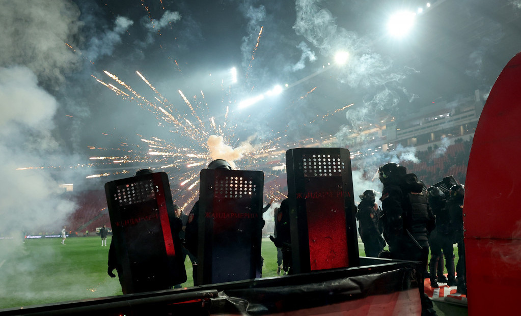 Policija je štitovima branila igrače Partizana