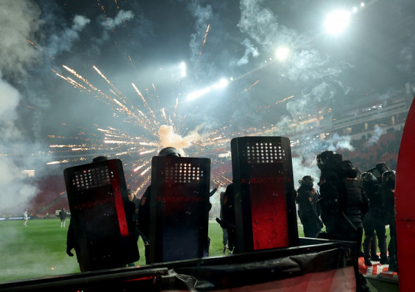 Skandal na kraju: Navijači Zvezde gađali pirotehnikom fudbalere Partizana