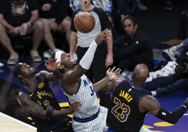 (VIDEO) Lebron i Luka nedovoljni za zauzdavanje Bankera: Lejkersi stradali u sopstvenoj kući