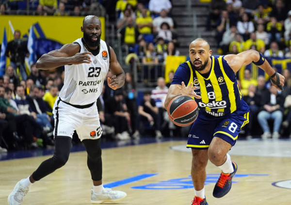 (UŽIVO) Fenerbahče - Partizan (35:39): Crno-beli nadigrali šampiona, vode na poluvremenu