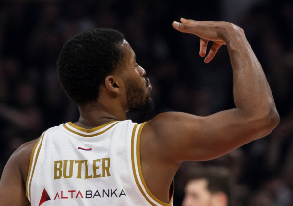 (UŽIVO, VIDEO) Crvena zvezda - Efes (3/4): Rafalna paljba Džereda Batlera