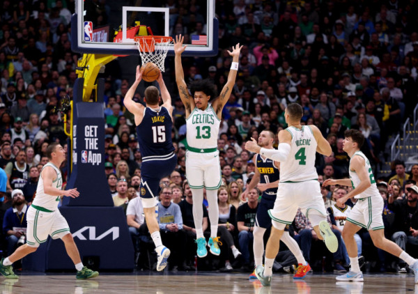 (VIDEO) Džabe dobra odbrana kada je Nikola Jokić u stanju da pogodi ovako nestvarnu trojku