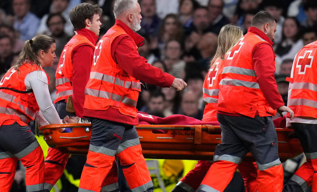 Raula Asensija izneli su sa nosilima i kragnom oko vrata