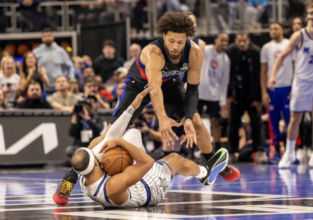 Kejd Kaningem i Džejlen Sags u borbi za loptu