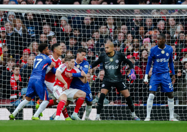 Igra kornera otišla u korist Arsenala: Štoperi "tobdžija" se pitali za sve na londonskom derbiju sa Čelsijem