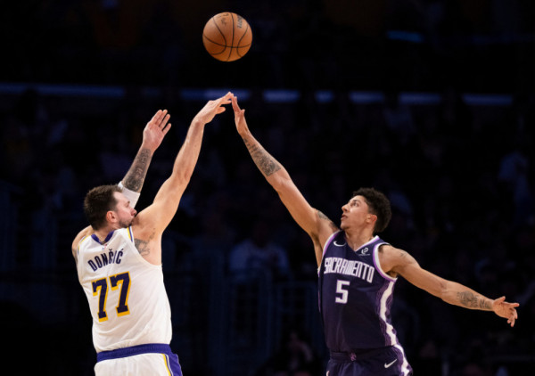 (VIDEO) Dončić i Džejms pregazili Kingse: Lejkersi demonstrirali silu i najavili povratak u šampionski ritam