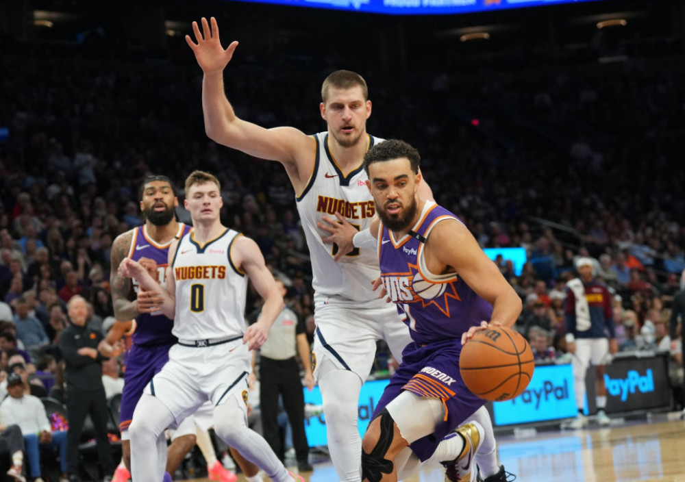 Nikola Jokić i Tajus Džouns u duelu