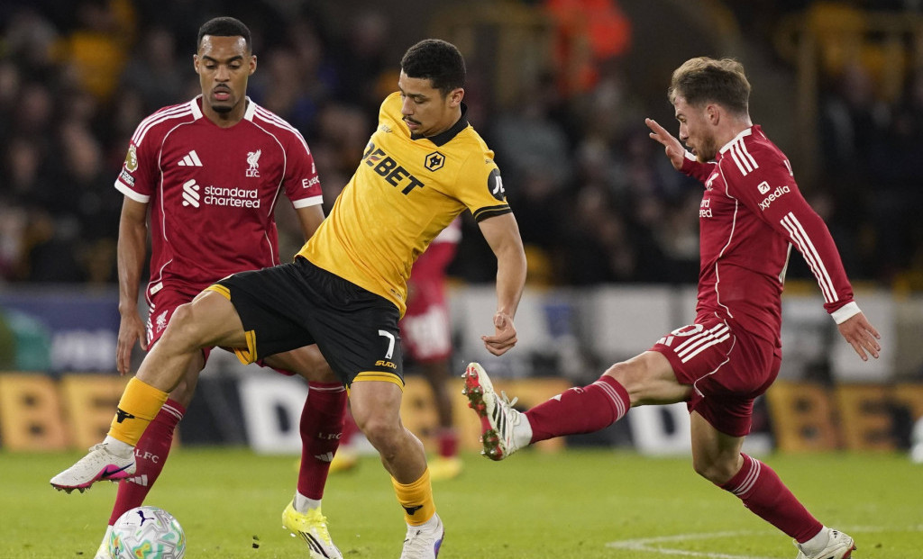 Mohamed Salah u duelu sa Žoao Gomešom