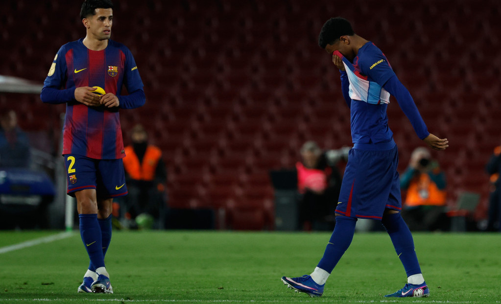 Alehandro Balde tužan napušta meč protiv Atletika