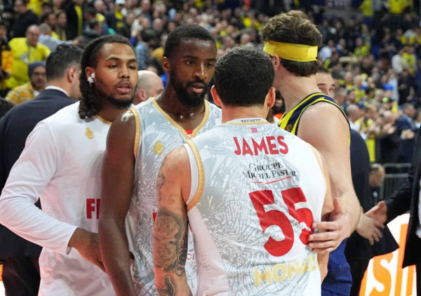 (VIDEO) Džejms ponovo u centru pažnje iz pogrešnih razloga: Žustra rasprava sa saigračem posle novog poraza