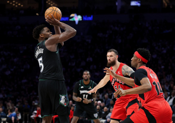 (VIDEO) Edvards zakucao preko Bareta, Minesota savladala Toronto za petu uzastopnu pobedu