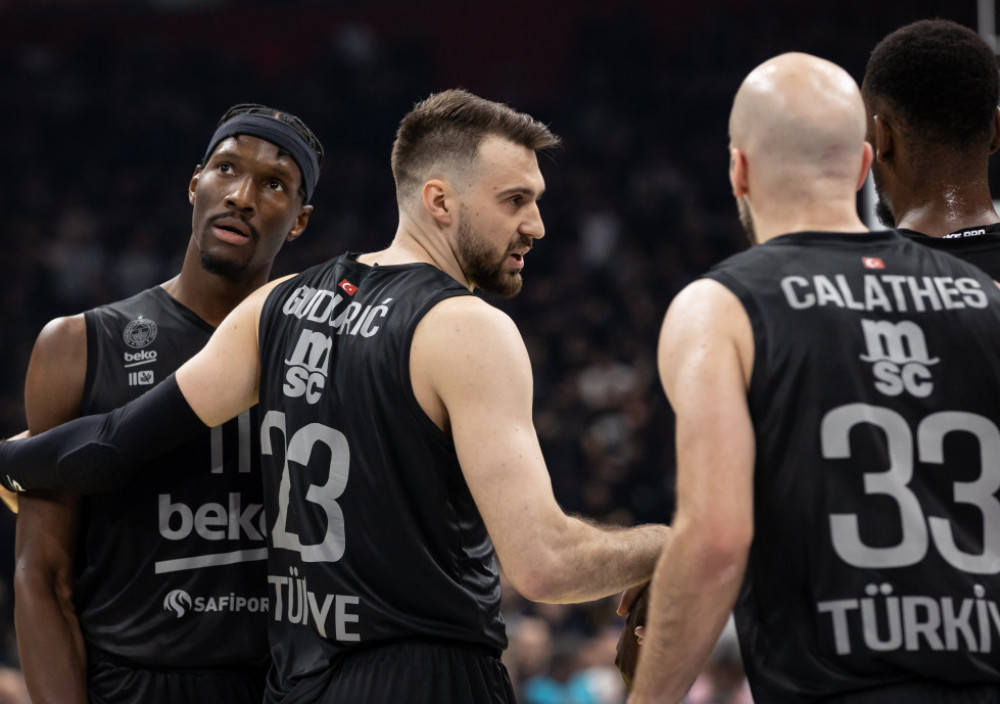 Nik Kalates i Najdžel Hejs-Dejvis sa Markom Gudurićem u Fenerbahčeu