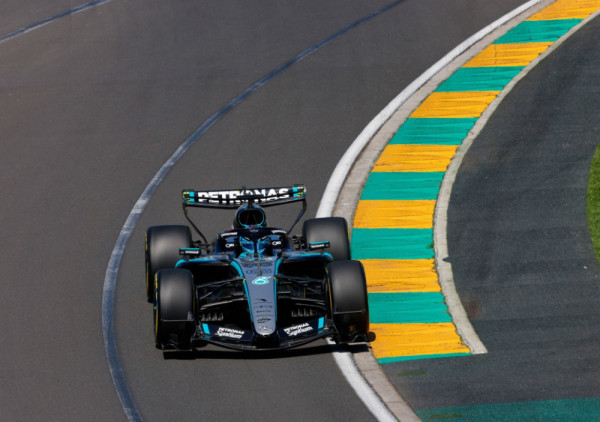 (VIDEO) Džordž Rasel startuje sa pol-pozicije na VN Australije: Vozač Mercedesa brži od svih, Verstapen završio na zidu