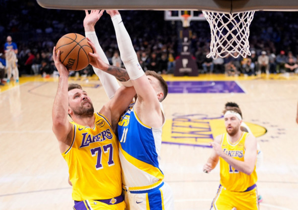 (VIDEO) Luka Dončić davao i davao i davao poene... : Slovenac doneo novu pobedu LA Lejkersima