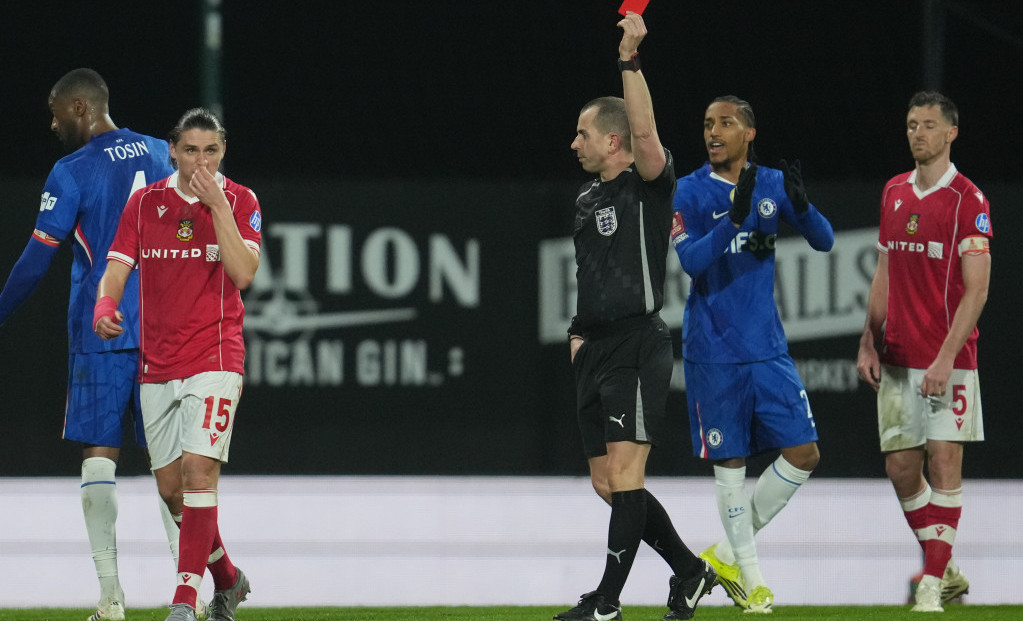 Džord Dobson iz Reksama dobija crveni karton