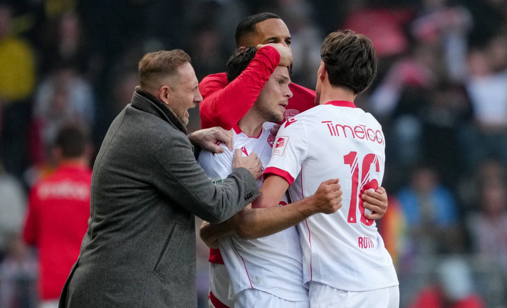 Trener Mauro Lustrineli se raduje sa igračima Tuna