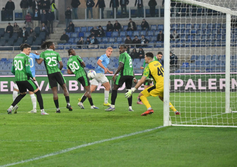 Gustav Isaksen šutira pored igrača Sasuola