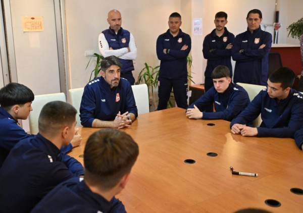 Veljko Paunović uručio Kodeks FSS najmlađim reprezentativcima Srbije