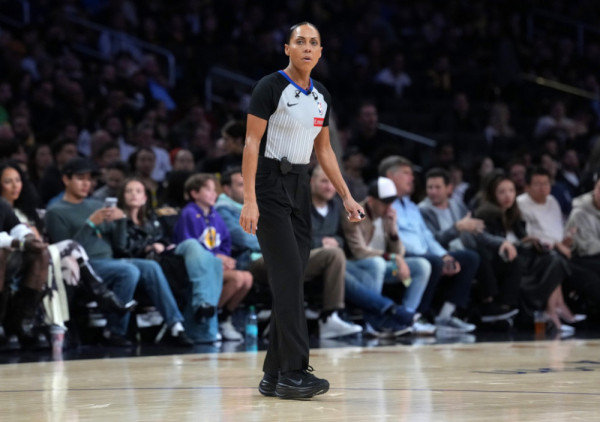 (VIDEO) Neverovatno: Tokom NBA meča, sudija se sudarila sa kamermanom! Umalo nije doživela težu povredu