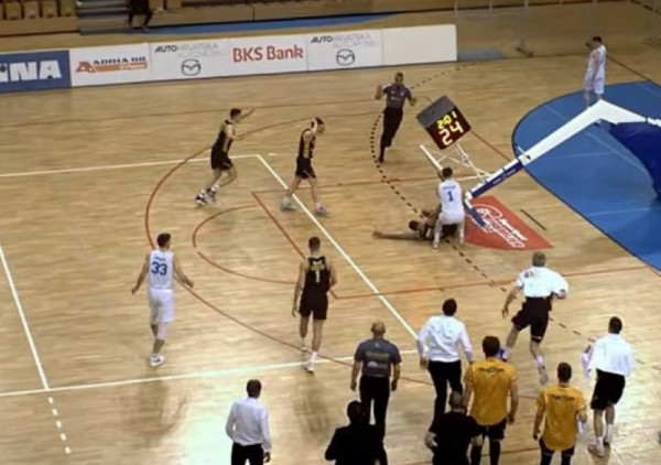 U Splitu izbegnuta tragedija, konstrukcija koša pala na igrača