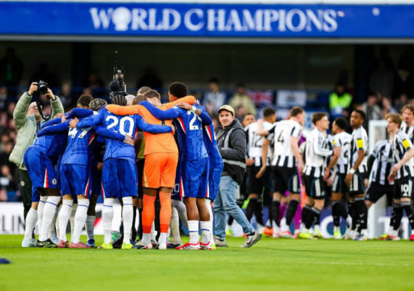 (VIDEO) Momci, može li objašnjenje? Čelsijevi igrači sa sudijom kao sa saigračem