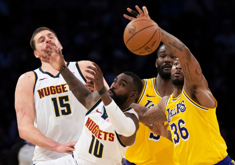 Nikola Jokić u duelu sa igračima Lejkersa