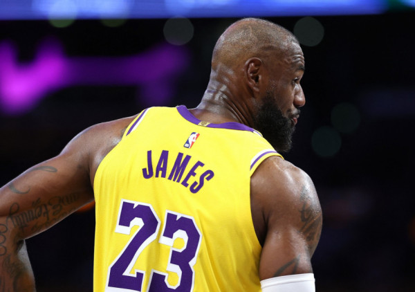 Hit: Lebron pored njega izgleda kao običan „smrtnik“