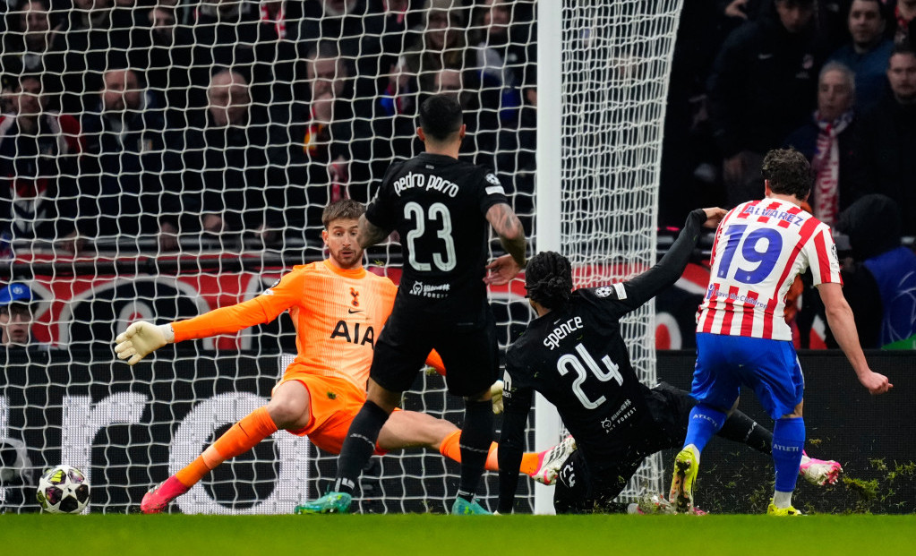 Hulijan Alvarez postiže gol protiv Totenhema