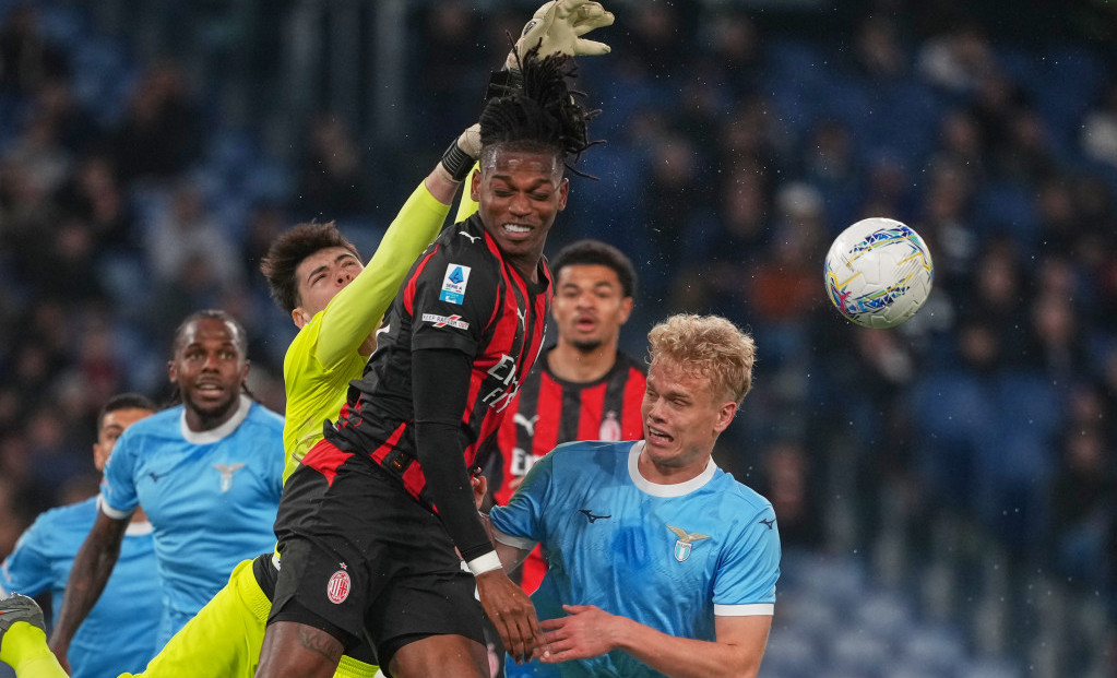 Golman Mota interviše ispred Leaoa