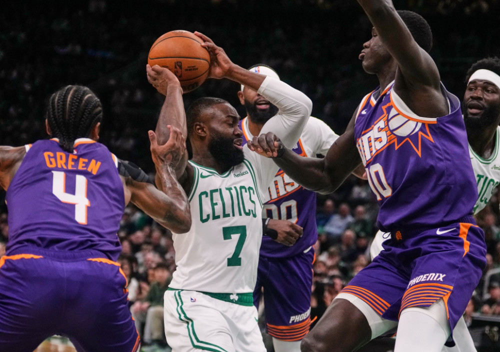 Džejlen Braun okružen igračima Finiks Sansa