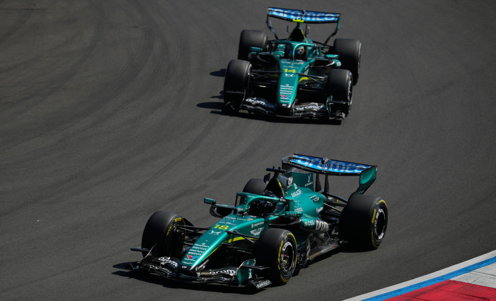 Dva Aston Martina su na kraju kolone