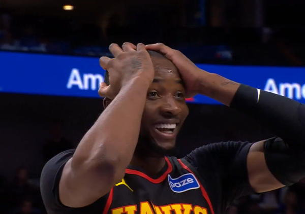 (VIDEO) Čudesan pogodak: Poslao pas preko celog terena, pogodio trojku