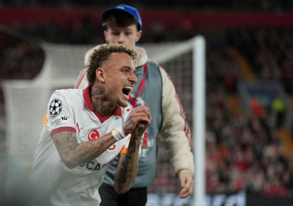 (FOTO) Lang opet nasmejan: Oglasio se posle horor povrede na Enfildu