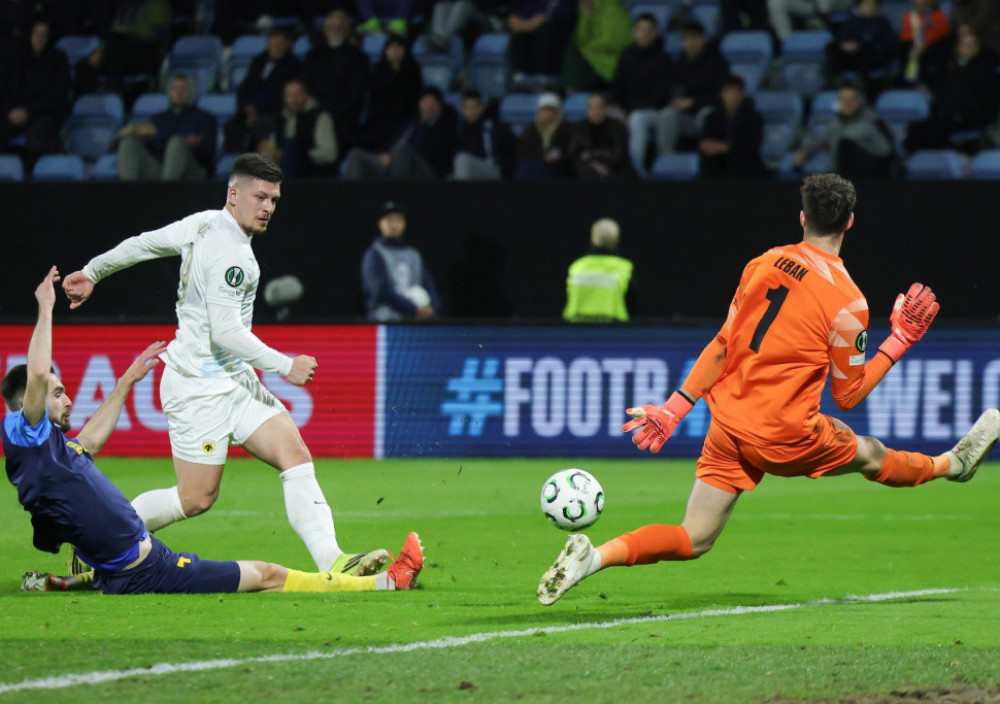 Luka Jović fudbaler AEK-a, na prom meču sa Celjem