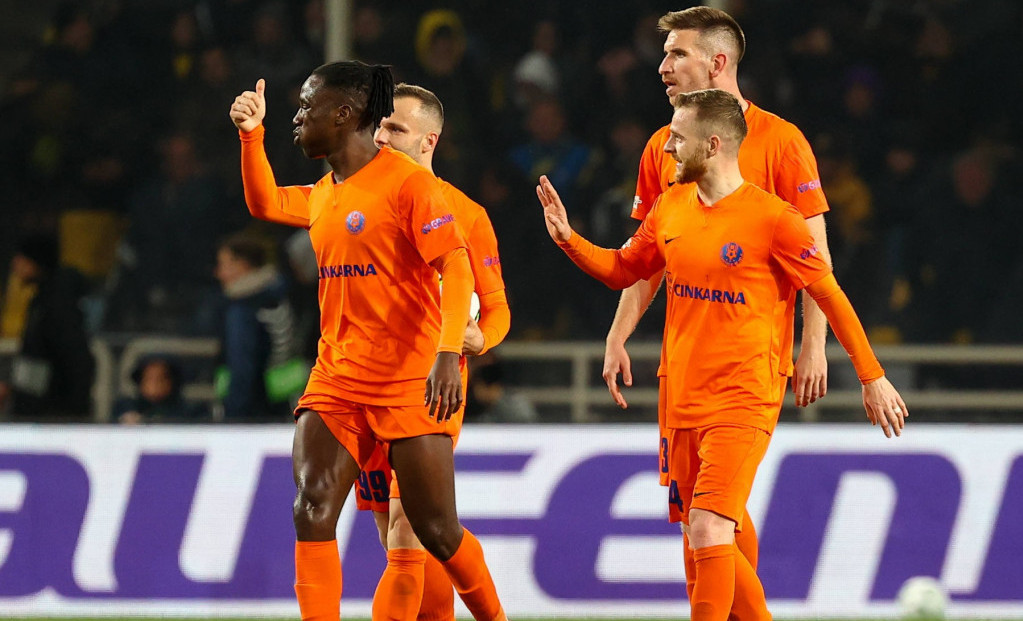 Rudi Požeg slavi drugi gol Celja