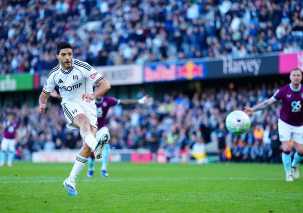 Kada Raul Himenez stavi loptu na belu tačku... : Saigrač Saše Lukića bez premca u Premijer ligi