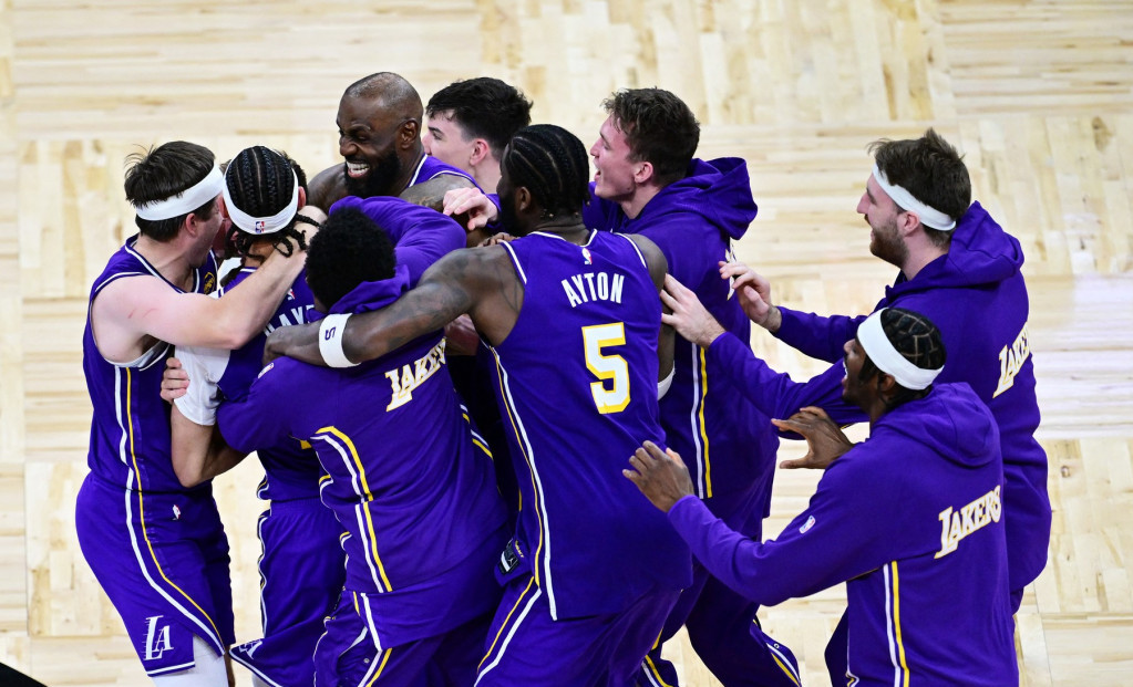 Luk Kenard u zagrljaju saigrača