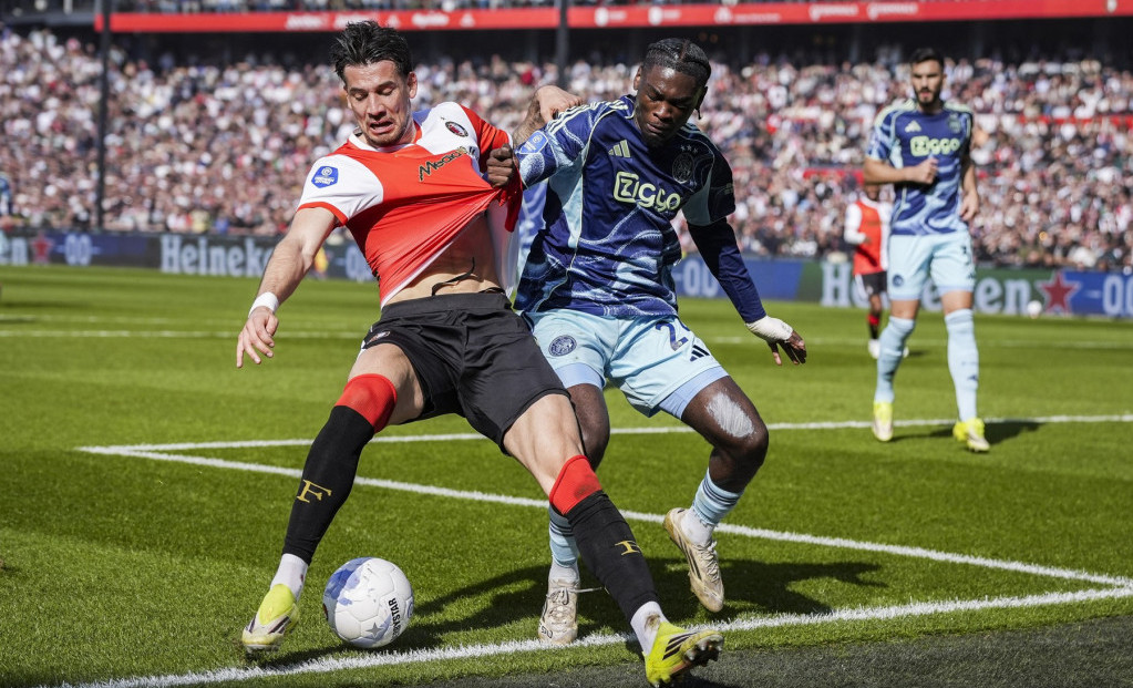 Jakub Moder u duelu sa Džorti Mokiom iz Ajaksa