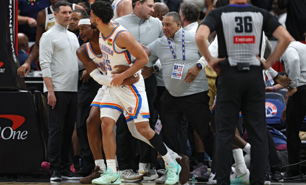 Gildžas-Aleksander sklanja Mičela iz gužve