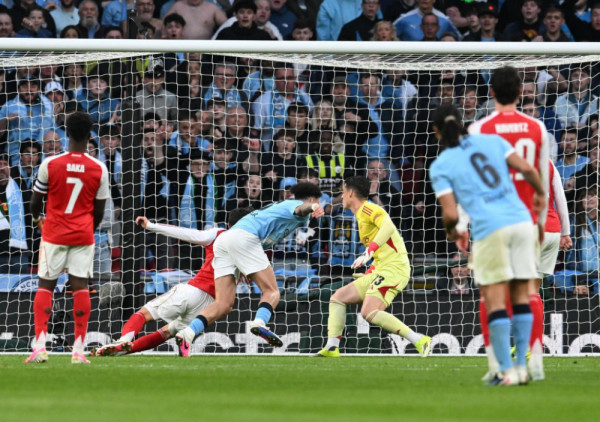 (VIDEO) Početnička greška: Golman Arsenala poklonio pehar "građanima"