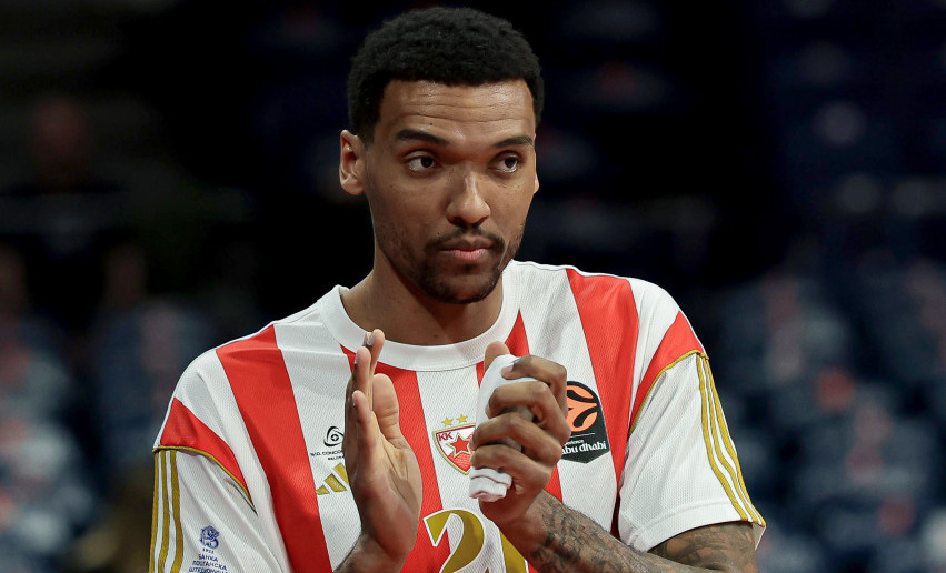 Džoel Bolomboj u borbi za loptu sa Džekirijem