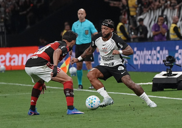 Memfis Depaj kucao poruke na telefonu na klupi za rezerve, pa se pravdao