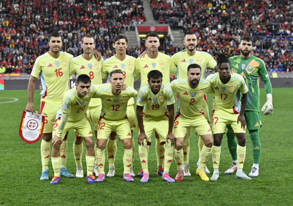 Lamin Jamal, u društvu ostalih fudbalera Barselone