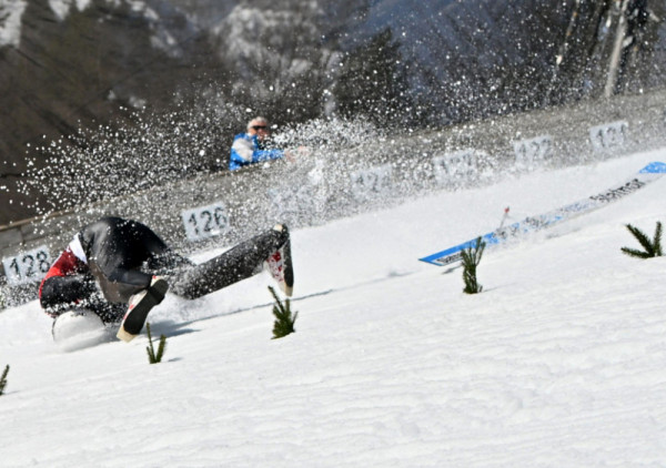 (VIDEO) Dva strašna incidenta na Planici slovenačkih skakača